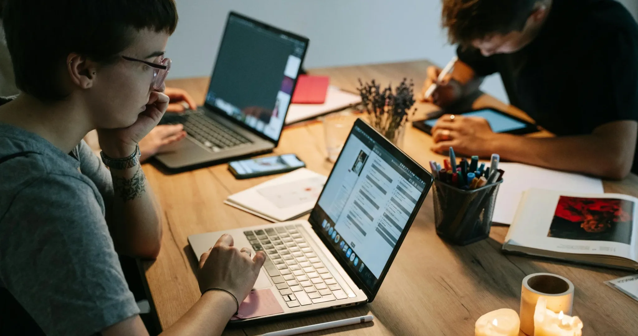 Social media coordinator in manager pri delu na družbenih omrežjih