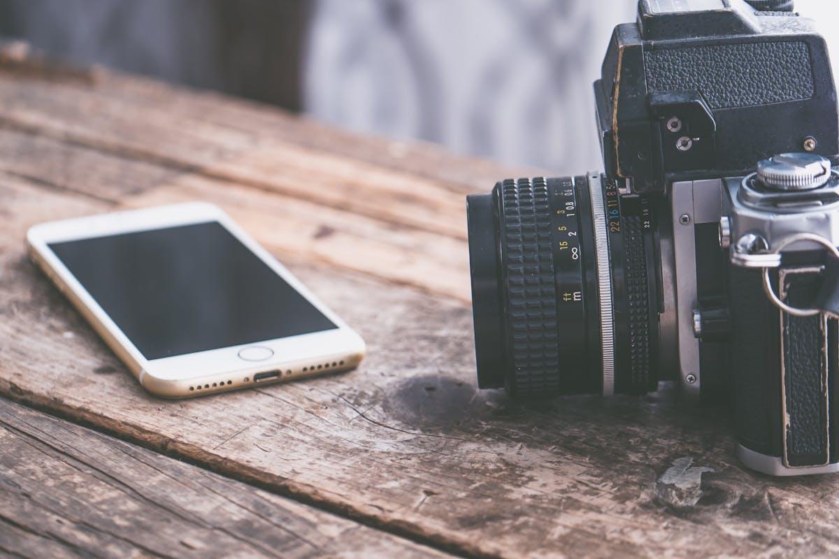 Priporočena mešanica resničnih fotografij in AI-generiranih slik