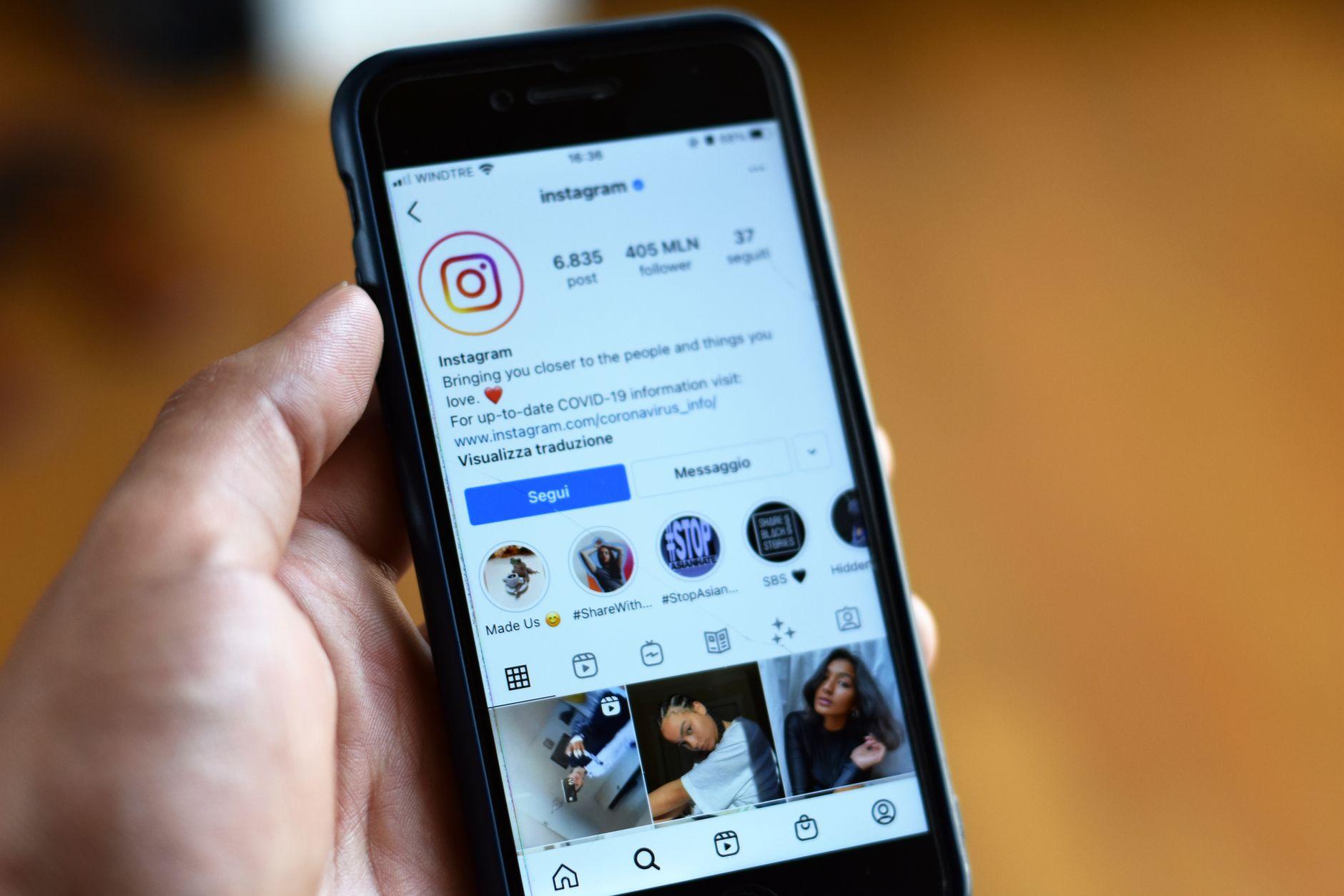 Bližnji posnetek pametnega telefona, ki prikazuje profil na Instagramu