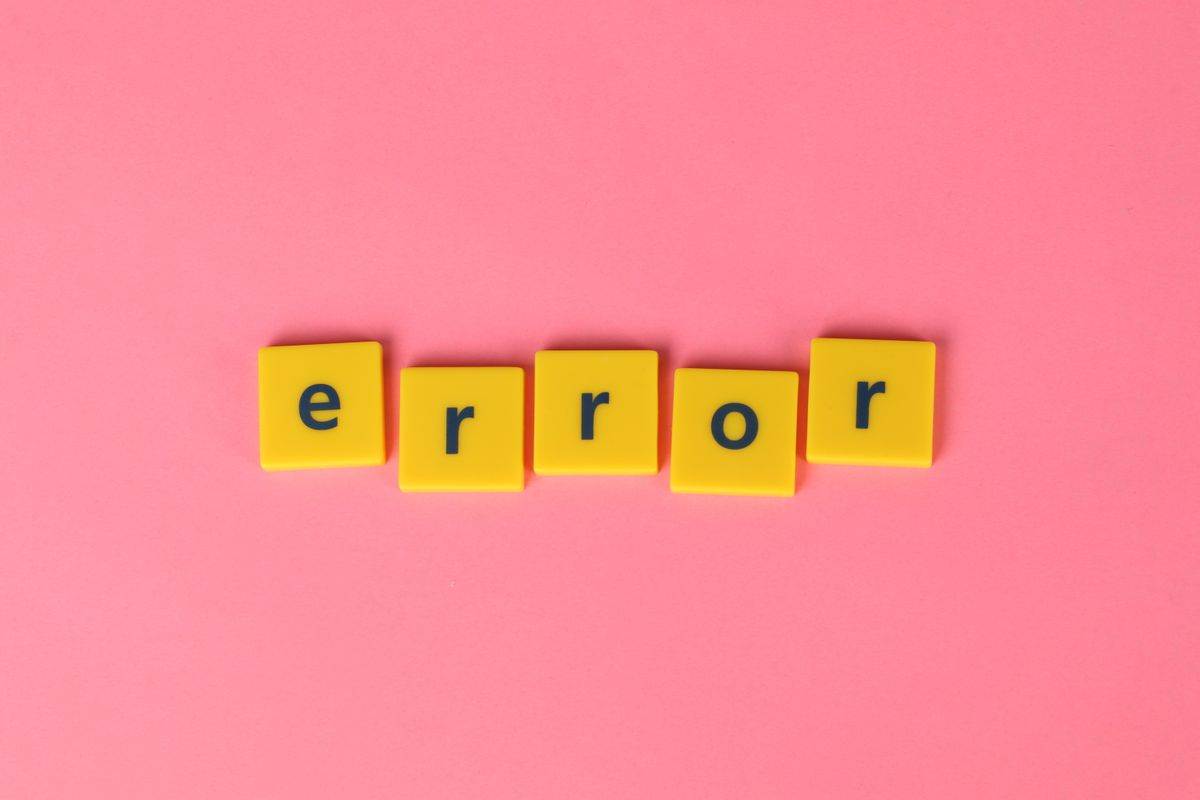 Infographic showing 7 common social media mistakes and their AI solutions